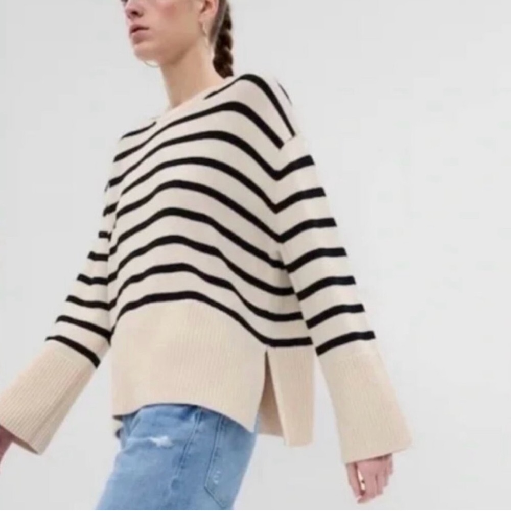 GAP Women's Black and Cream Striped Crewneck Split Hem Sweater